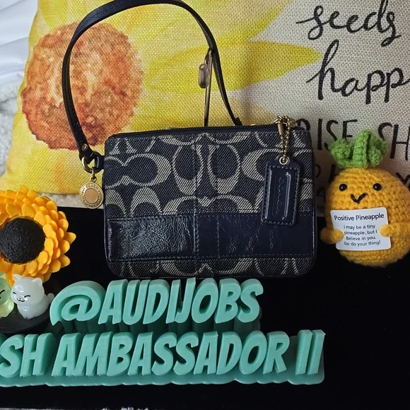 Coach DENIM LEGACY Wristlet With Hangtag And Gold COIN RARE EUC - Picture 3 of 17